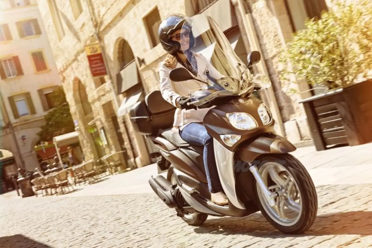 Yamaha Xenter 125 e 150, restyling per il modello 2015 (17)