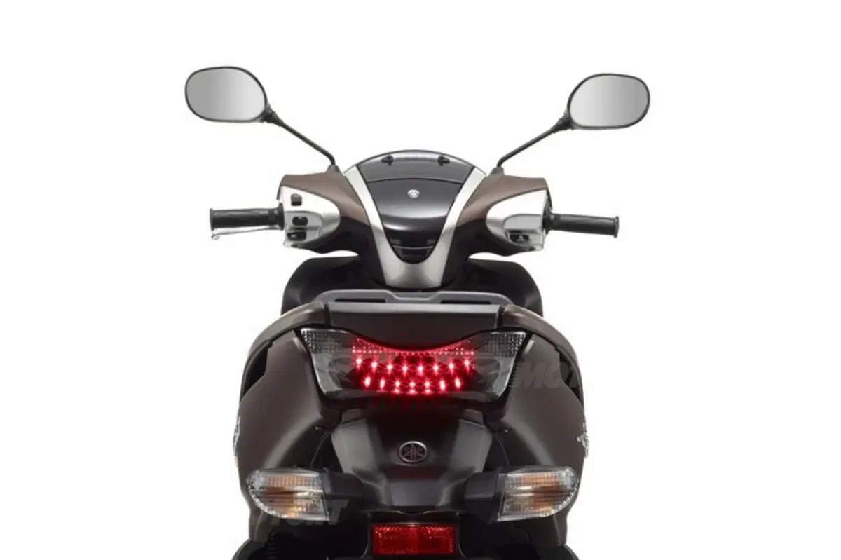 Yamaha Xenter 125 e 150, restyling per il modello 2015 (20)