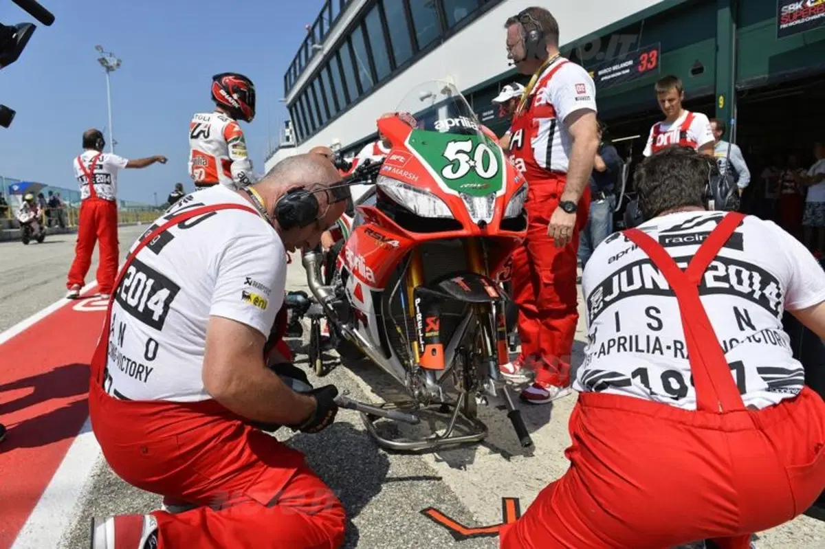Aprilia, a Misano le RSV4 in livrea celebrativa (2)