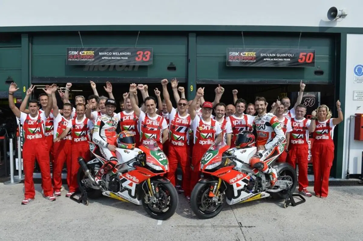 Aprilia, a Misano le RSV4 in livrea celebrativa (3)