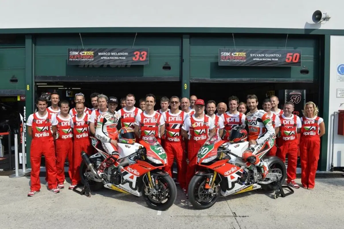 Aprilia, a Misano le RSV4 in livrea celebrativa (4)