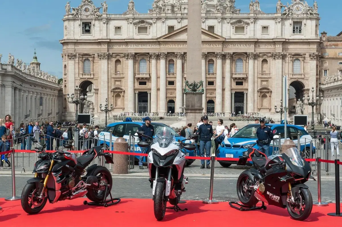 #WeRideAsOne: Ducati invade Roma!  (8)