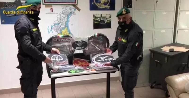 Sequestrati accessori e abbigliamento moto falsi per 870mila euro