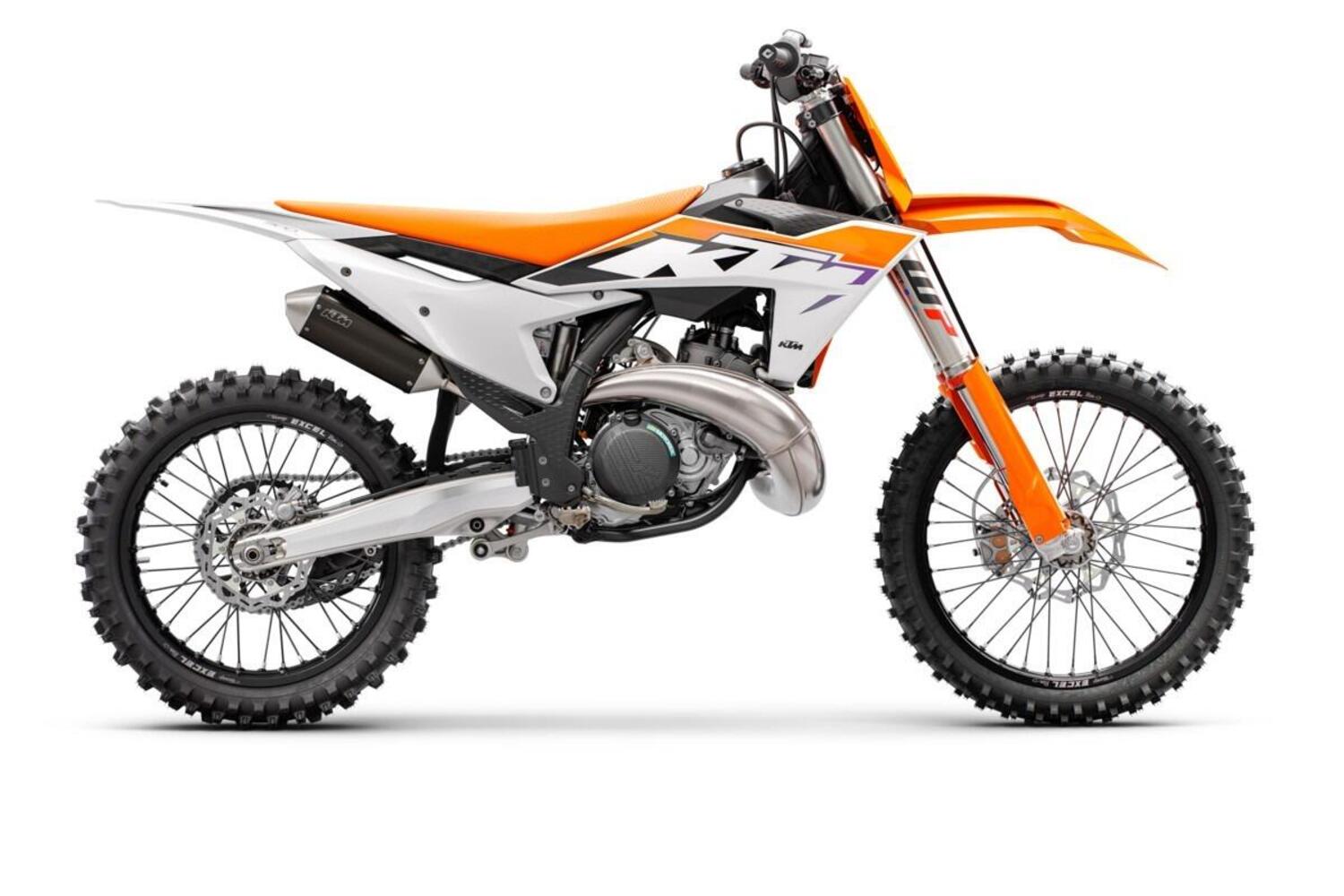 Novità sulle KTM SX Cross 2023 a 2 e a 4 tempi. Foto e prezzi