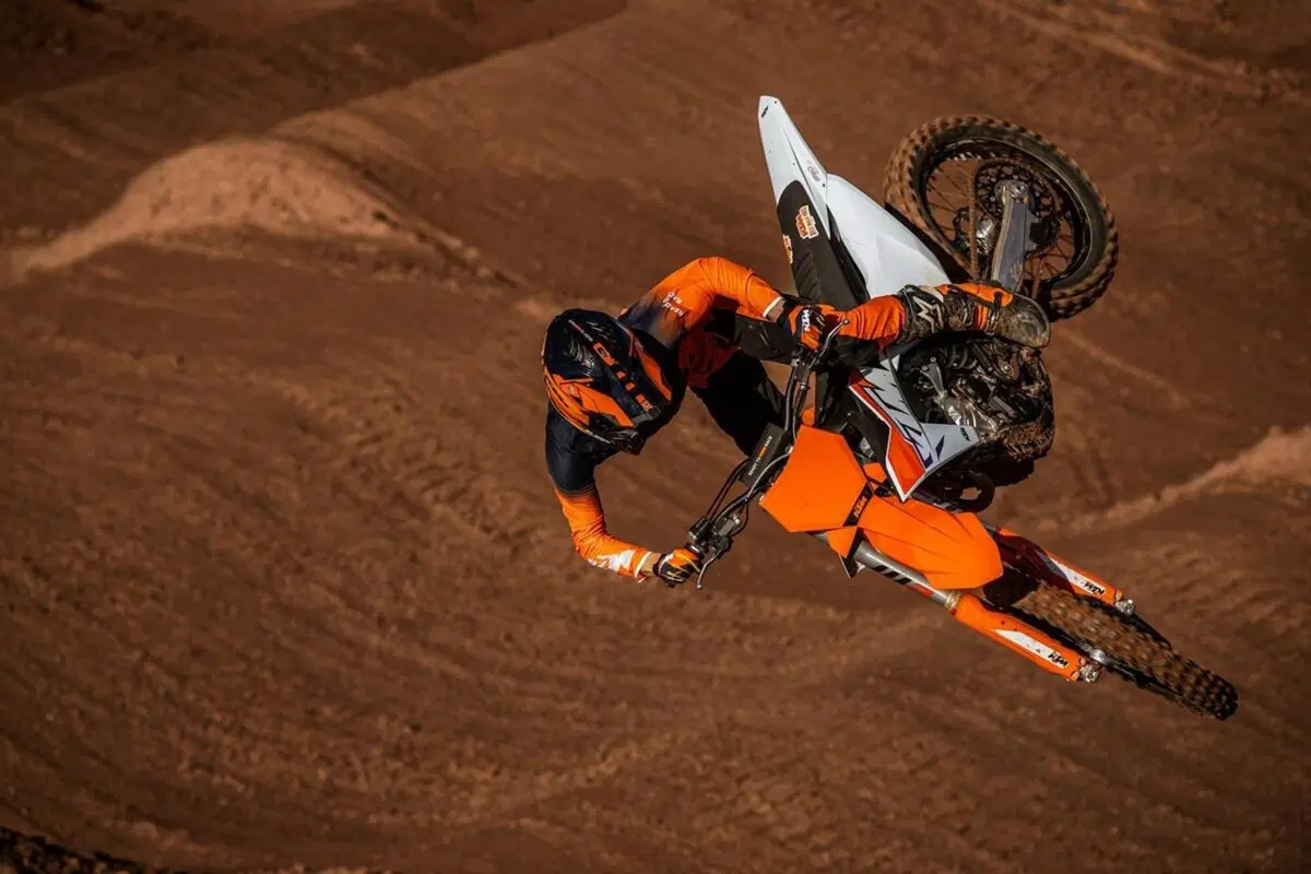 Novità sulle KTM SX Cross 2023 a 2 e a 4 tempi. Foto e prezzi (9)