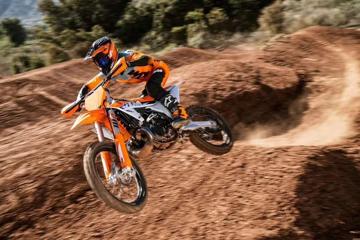 Novità sulle KTM SX Cross 2023 a 2 e a 4 tempi. Foto e prezzi (16)