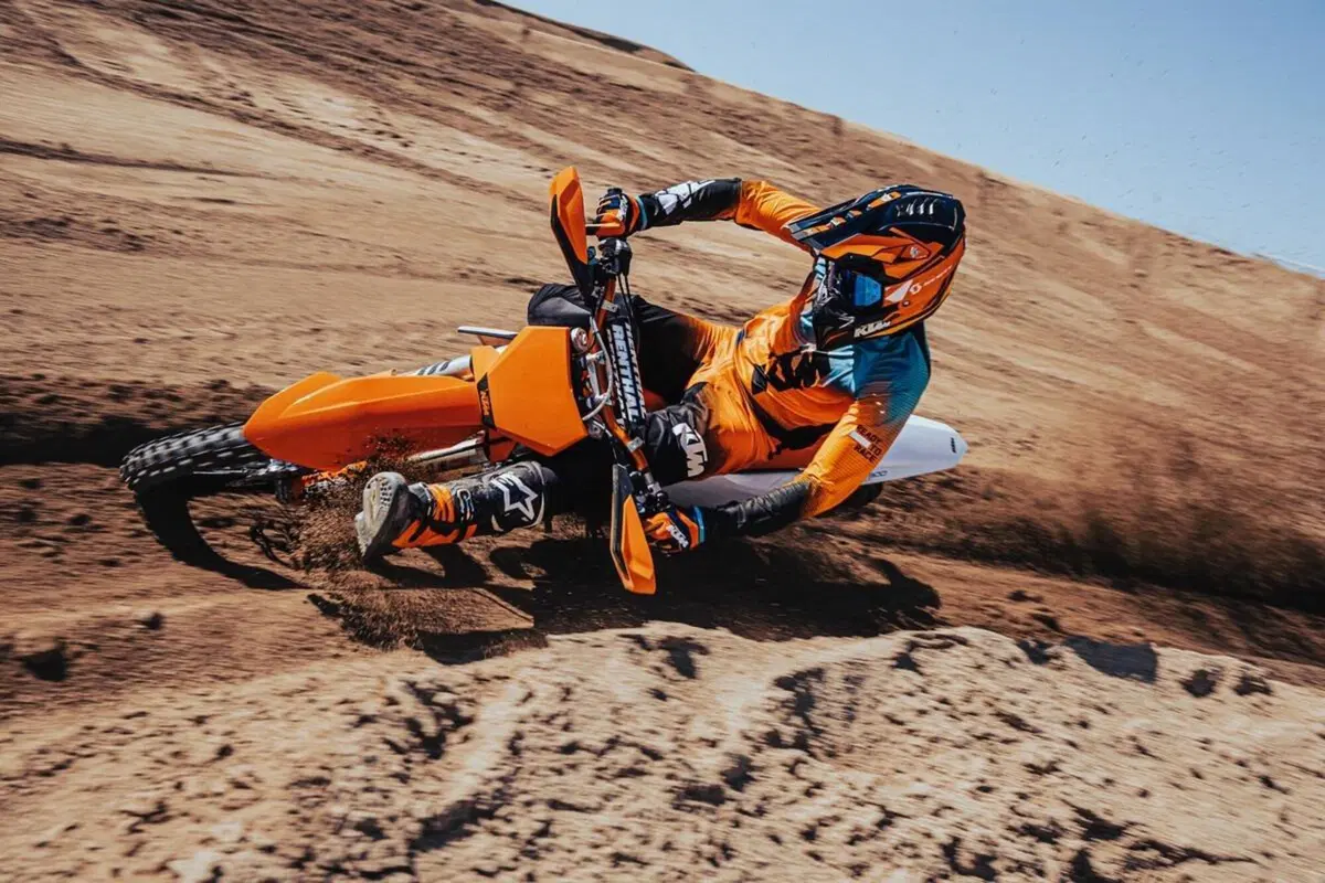 Novità sulle KTM SX Cross 2023 a 2 e a 4 tempi. Foto e prezzi (17)