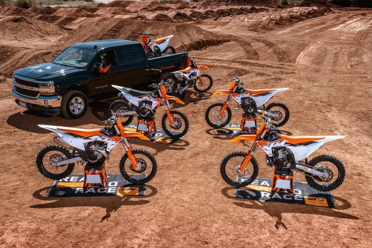 Novità sulle KTM SX Cross 2023 a 2 e a 4 tempi. Foto e prezzi (18)