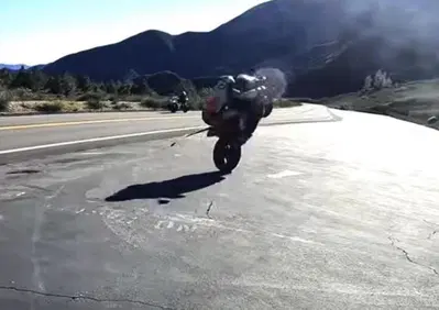 Quando il bunny hop con la Suzuki GSXR1000 finisce malissimo [VIDEO VIRALE]