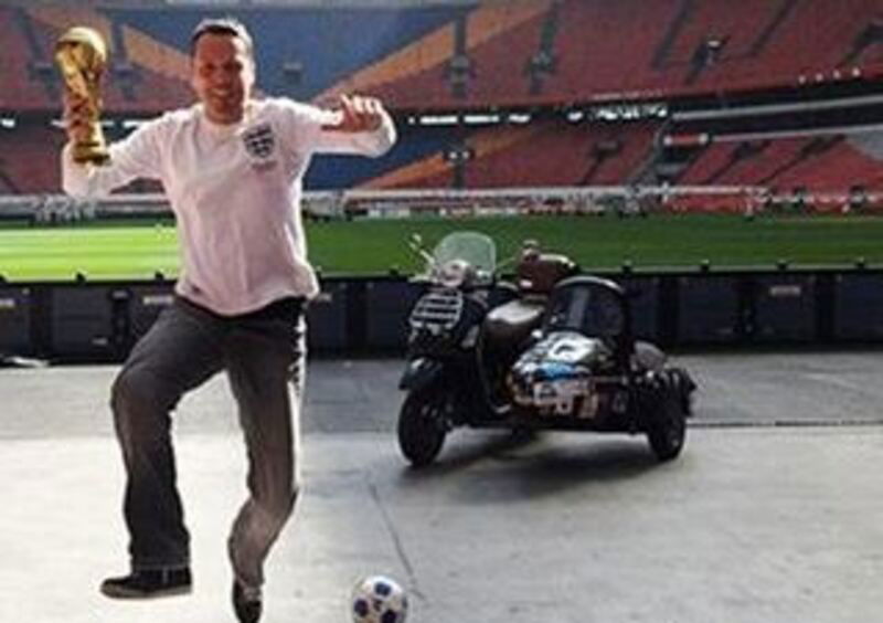 Chris Hallett, in Brasile con la Vespa per i mondiali di calcio 