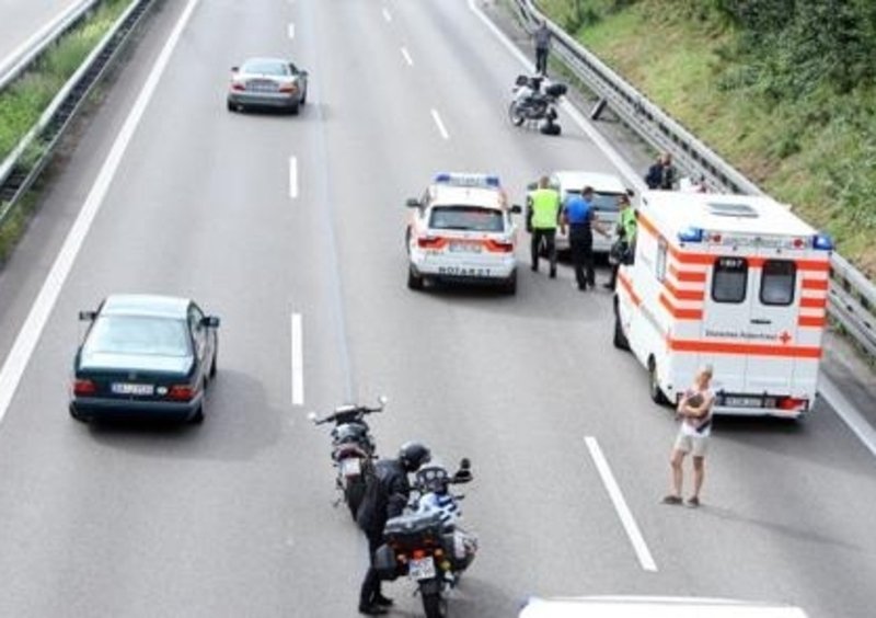 Incidente da incubo in autostrada: moto perde la ruota