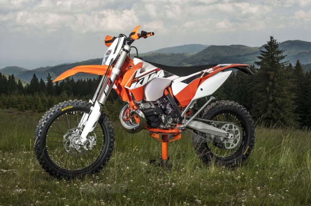 KTM 5 stelle: 500 Euro di buono abbigliamento o accessori per chi acquista  una SX o EXC - Accessori 