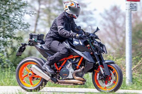 Nuova KTM 1290 Super Duke R [Foto Spia] (2)