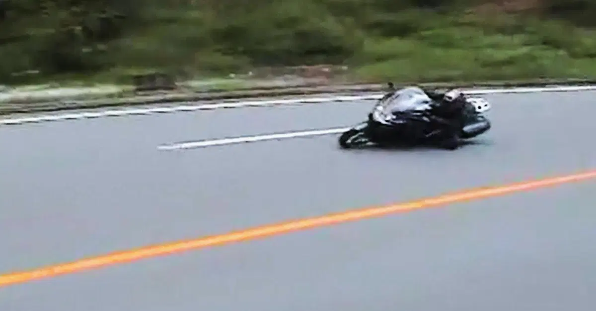 Si crede in pista e piega forte con una "moto-transatlantico" da strada! [VIDEO VIRALE]