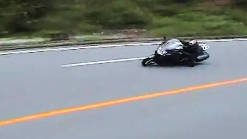 Si crede in pista e piega forte con una "moto-transatlantico" da strada! [VIDEO VIRALE]