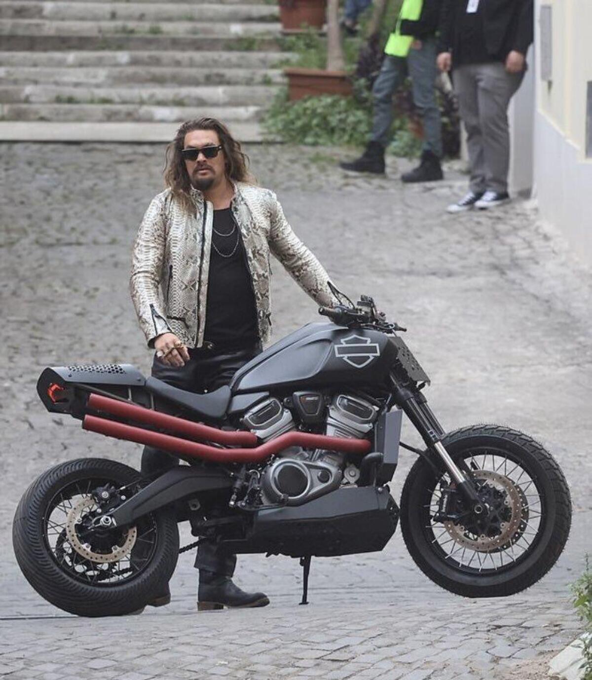 Jason Momoa Con Una Harley Davidson Pan America A Roma Sul Set Di Fast Furious News Moto It