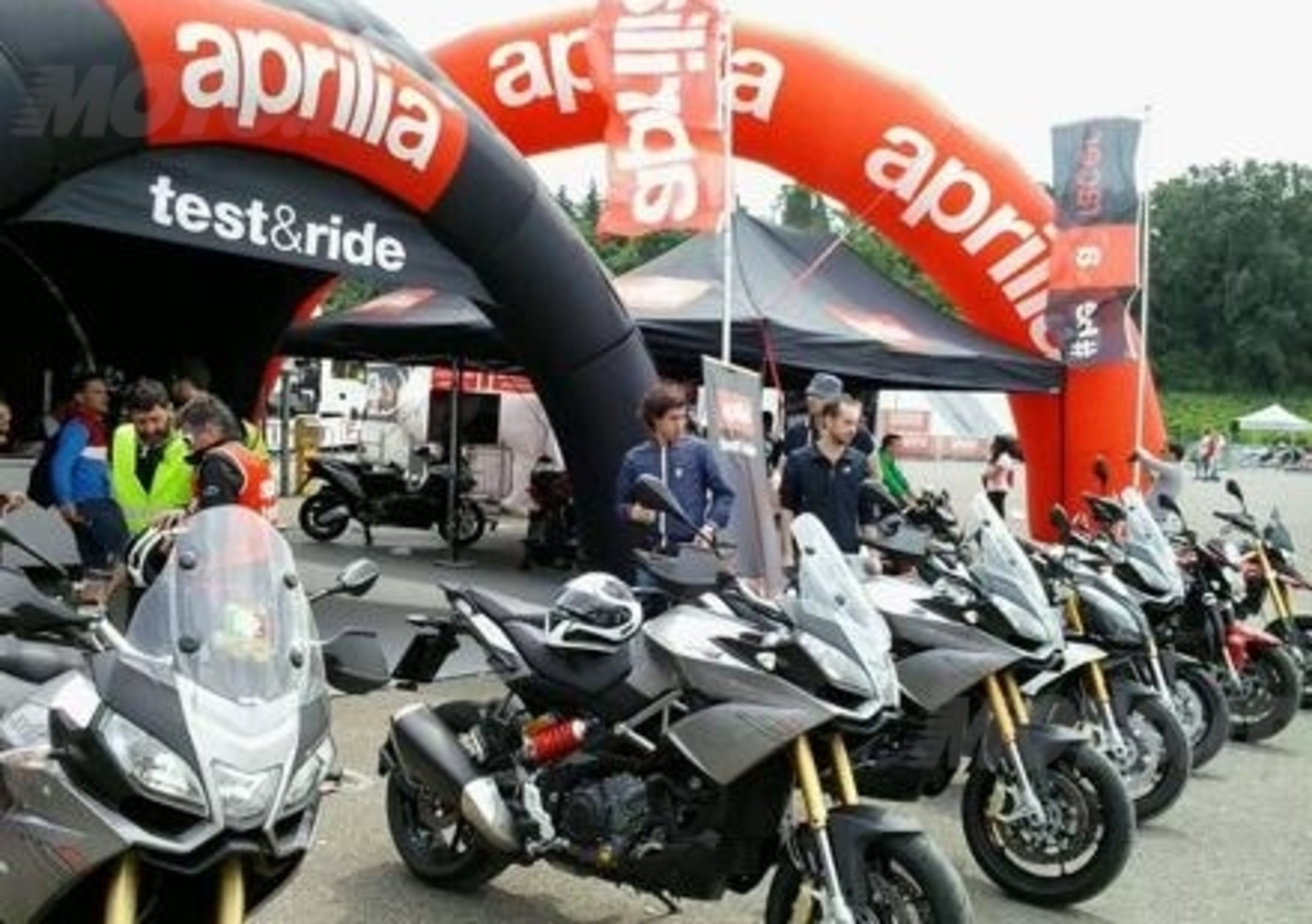 Demo ride Aprilia e Moto Guzzi al Raduno dello Stelvio. In prova il top di gamma