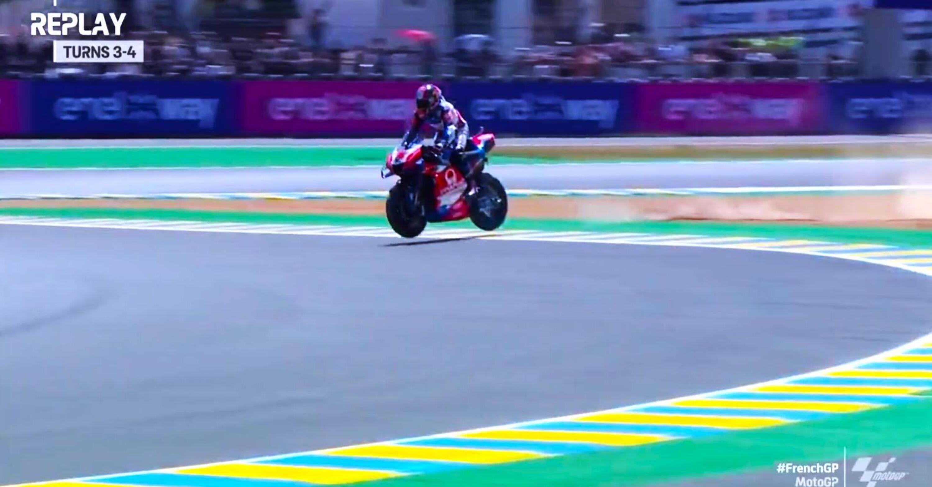 MotoGP 2022. GP di Francia a Le Mans, fuoripista da brividi con salto per Johann Zarco [VIDEO]