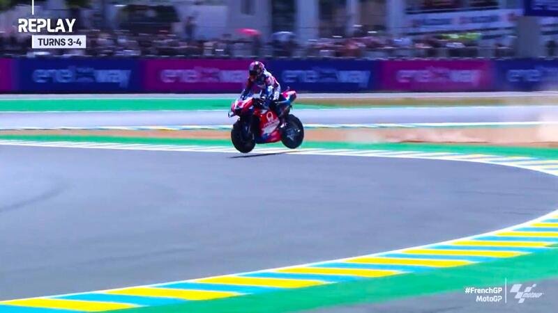 MotoGP 2022. GP di Francia a Le Mans, fuoripista da brividi con salto per Johann Zarco [VIDEO]