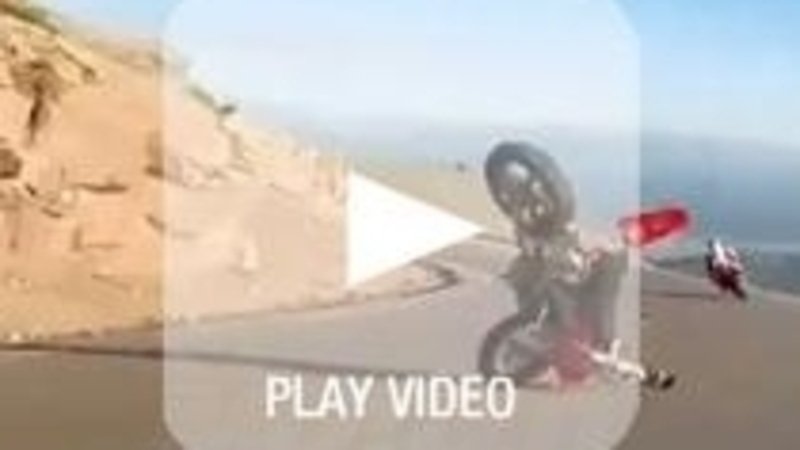 Incidente alla Pikes Peak 2014. Una moto gli vola addosso dal cielo!