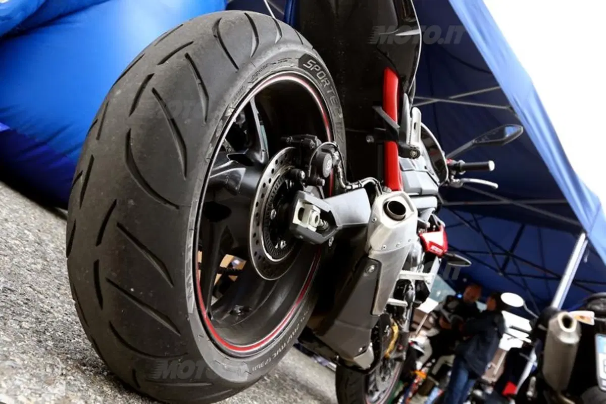 Metzeler Sportec M7 RR. La prova dello pneumatico sportivo a tutto campo (15)