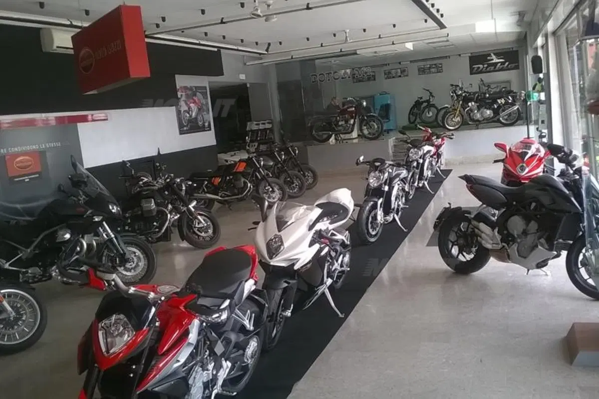 Dotoli aggiunge le MV Agusta nella concessionaria di Napoli (10)