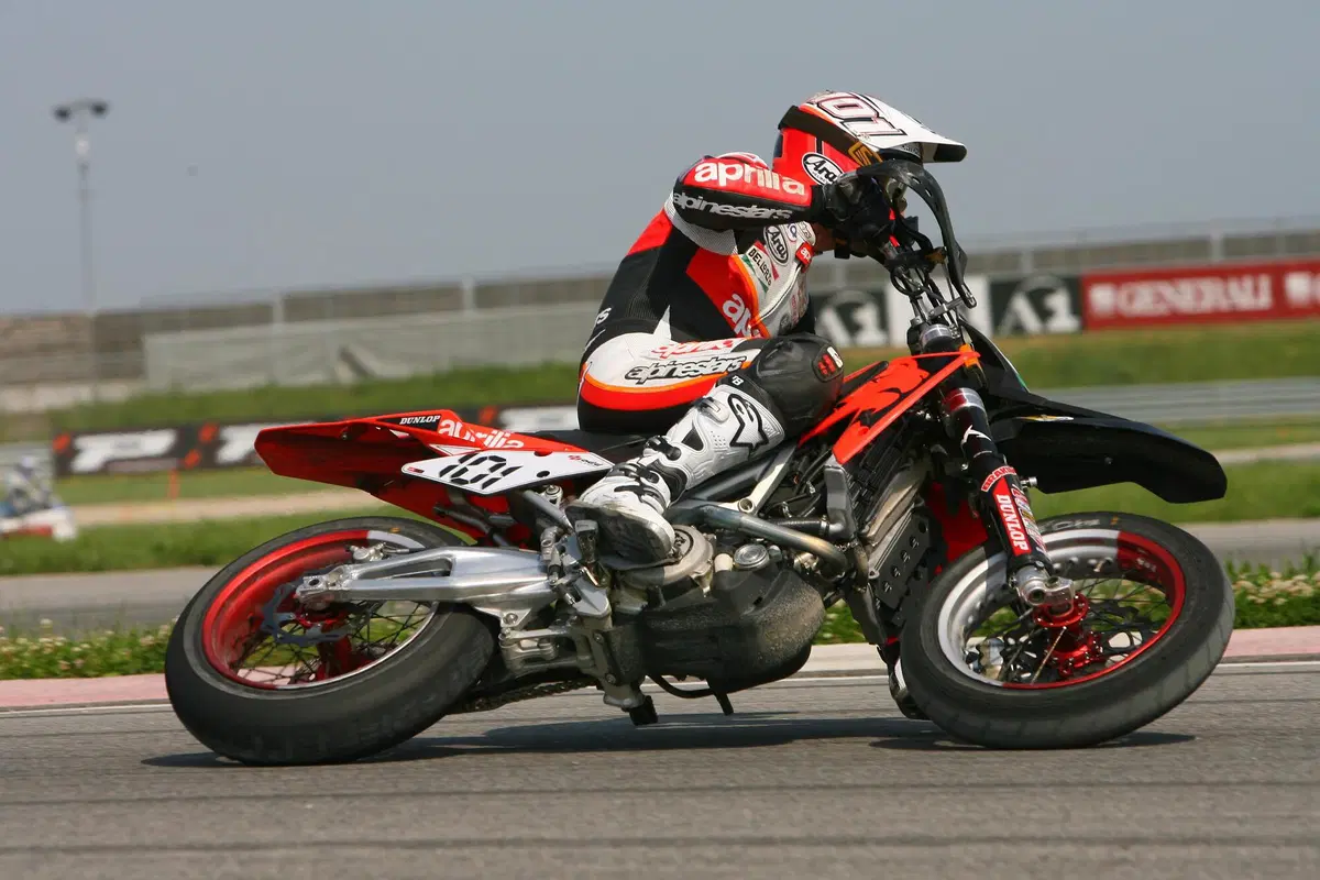Aprilia: la grande avventura delle RXV bicilindriche Enduro, Supermotard e Cross (6)