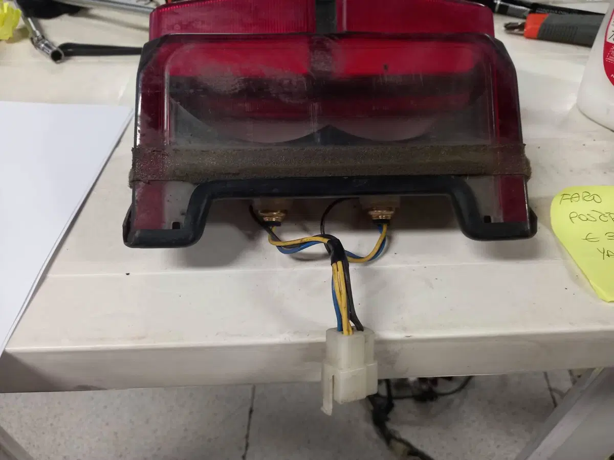 Faro posteriore Yamaha Fazer 600 1998-2001 (2)