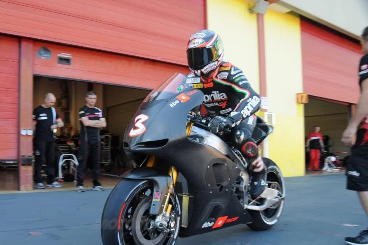 Max Biaggi conclude i test Aprilia MotoGP al Mugello (2)