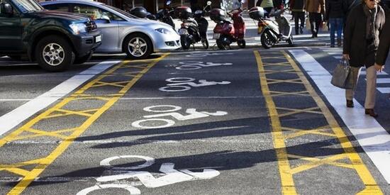 Lo spazio per le moto agli incroci con semaforo