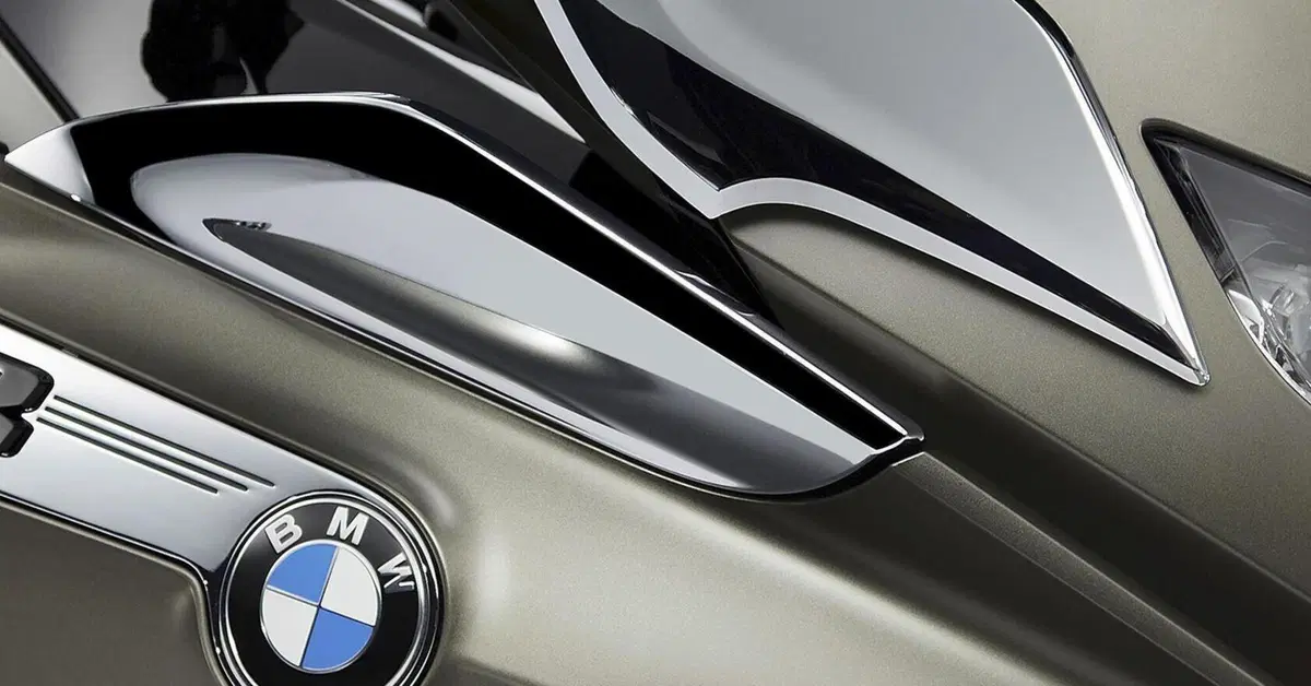 BMW al lavoro sull'aerodinamica adattiva per le moto