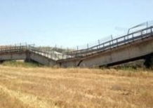 Agrigento, crolla un ponte: due auto precipitano, quattro feriti. E non è la prima volta 