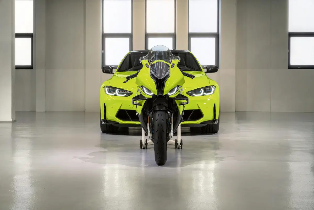 BMW M 1000 RR 50 Years M: un'esclusiva versione speciale per celebrare 50 anni di Motosport