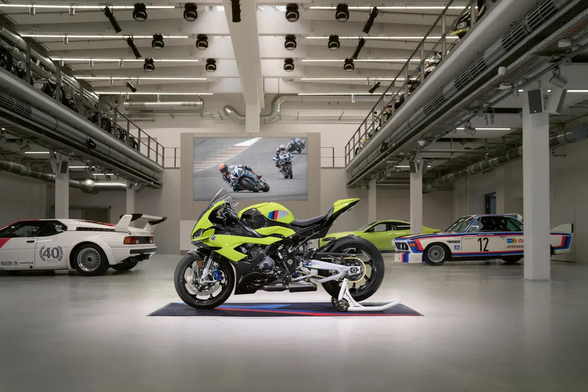 BMW M 1000 RR 50 Years M: un'esclusiva versione speciale per celebrare 50 anni di Motosport (2)