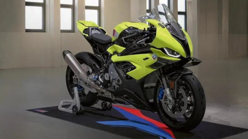 BMW M 1000 RR 50 Years M: un'esclusiva versione speciale per celebrare 50 anni di Motosport