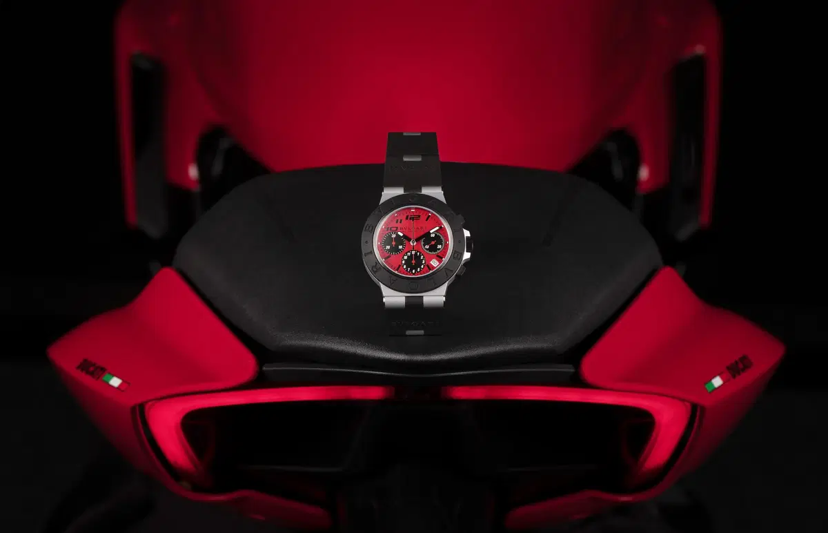 Bulgari x Ducati: una serie limitata di mille pezzi del cronografo Aluminium SE (3)