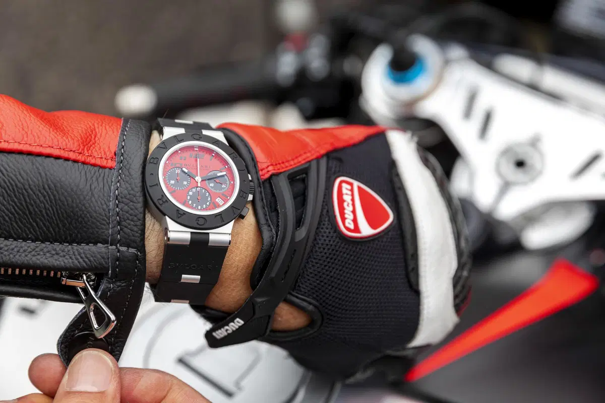 Bulgari x Ducati: una serie limitata di mille pezzi del cronografo Aluminium SE (4)