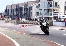 Che paura Michael Dunlop! Esplode la gomma a 300 km/h e lui controlla la moto con un traverso! [VIDEO VIRALE]
