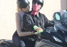 Il cantante dei Red Hot Chili Peppers Anthony Kiedis in moto sulla sua BMW con la nuova compagna