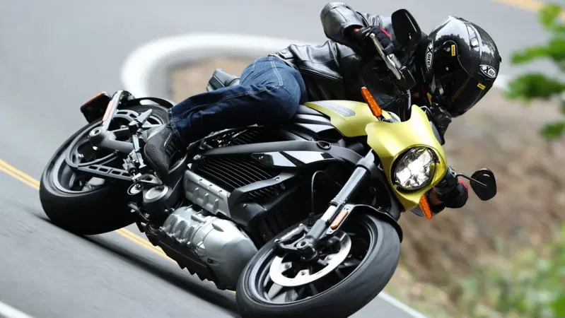 Mercato elettrico UK. Aumentano le piccole "cilindrate", in picchiata le moto