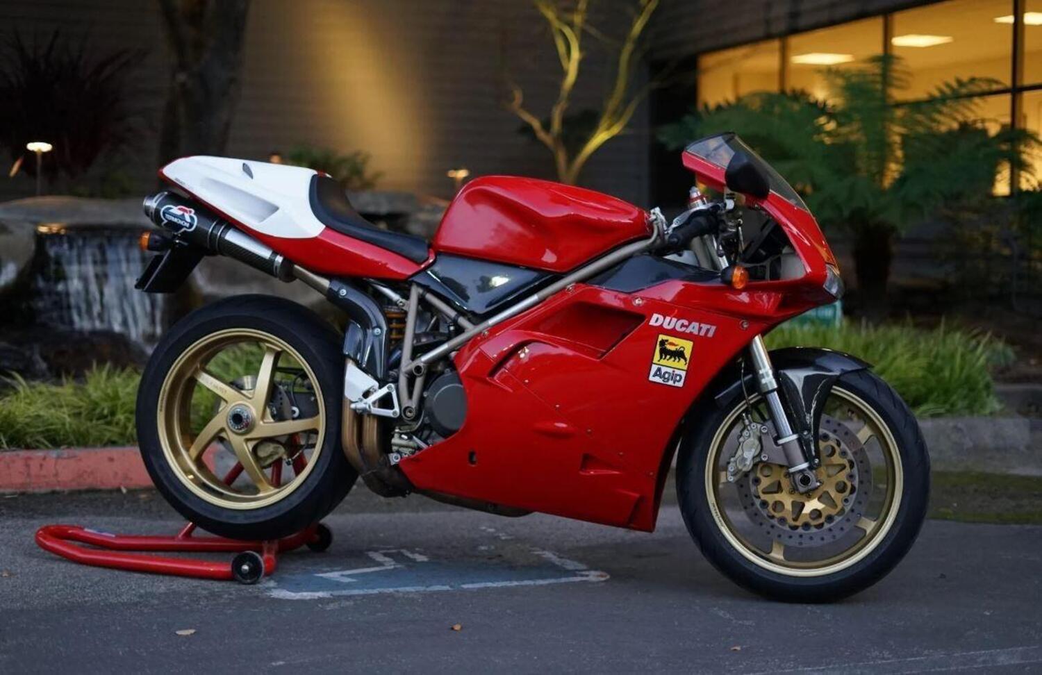 Una bellissima Ducati 916 SPS del 1998 venduta a 30.000 dollari