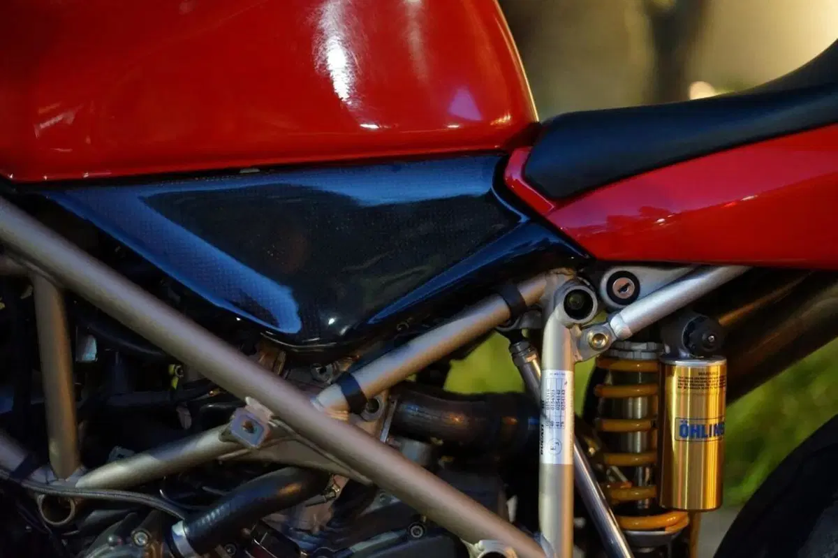 Una bellissima Ducati 916 SPS del 1998 venduta a 30.000 dollari (11)