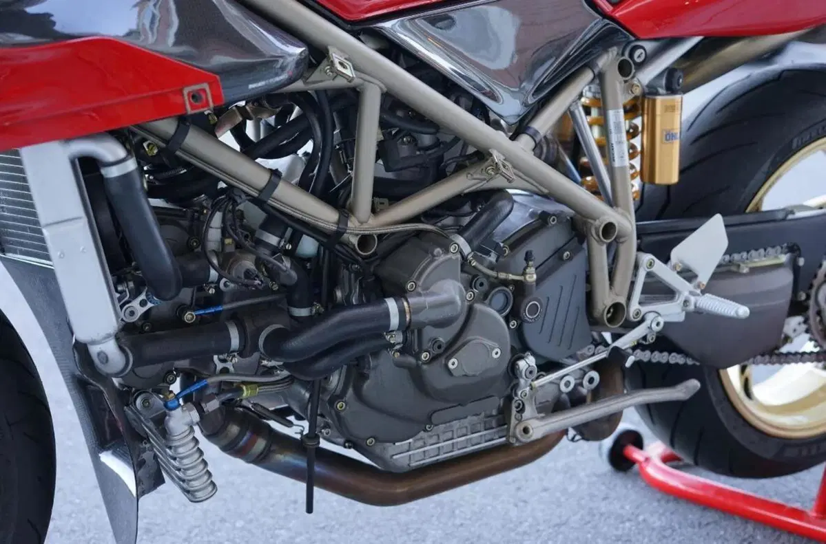 Una bellissima Ducati 916 SPS del 1998 venduta a 30.000 dollari (14)