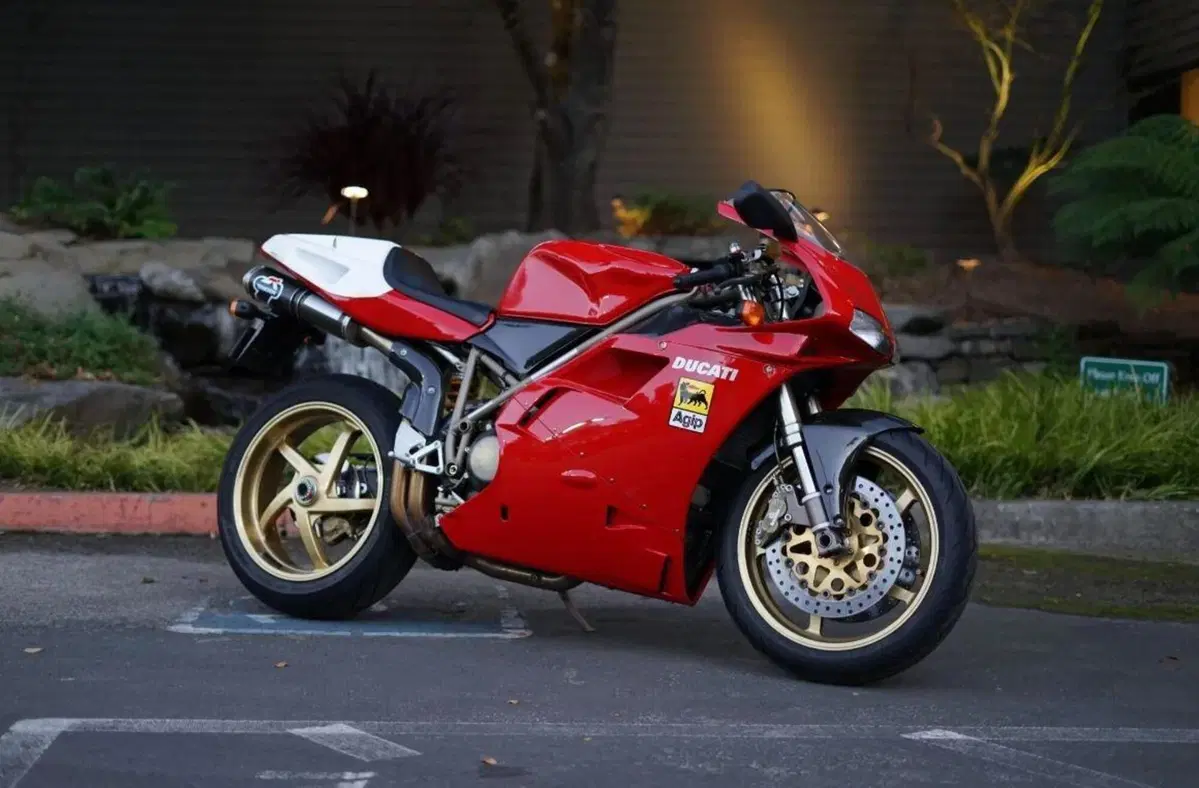Una bellissima Ducati 916 SPS del 1998 venduta a 30.000 dollari (10)
