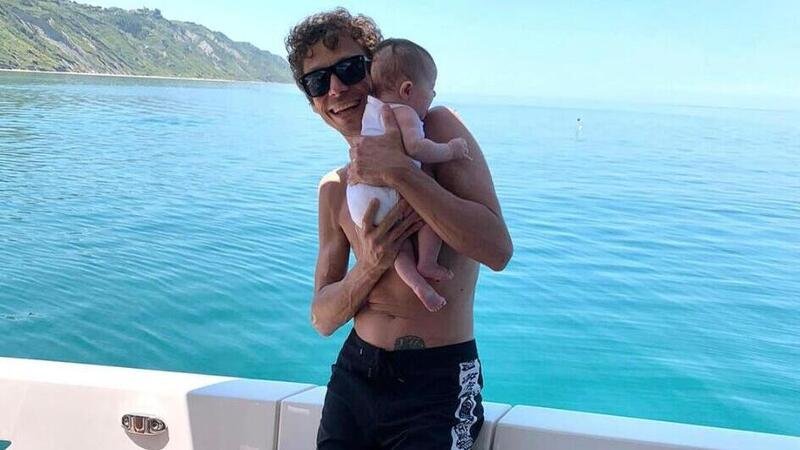 Valentino Rossi in barca con la figlia Giulietta