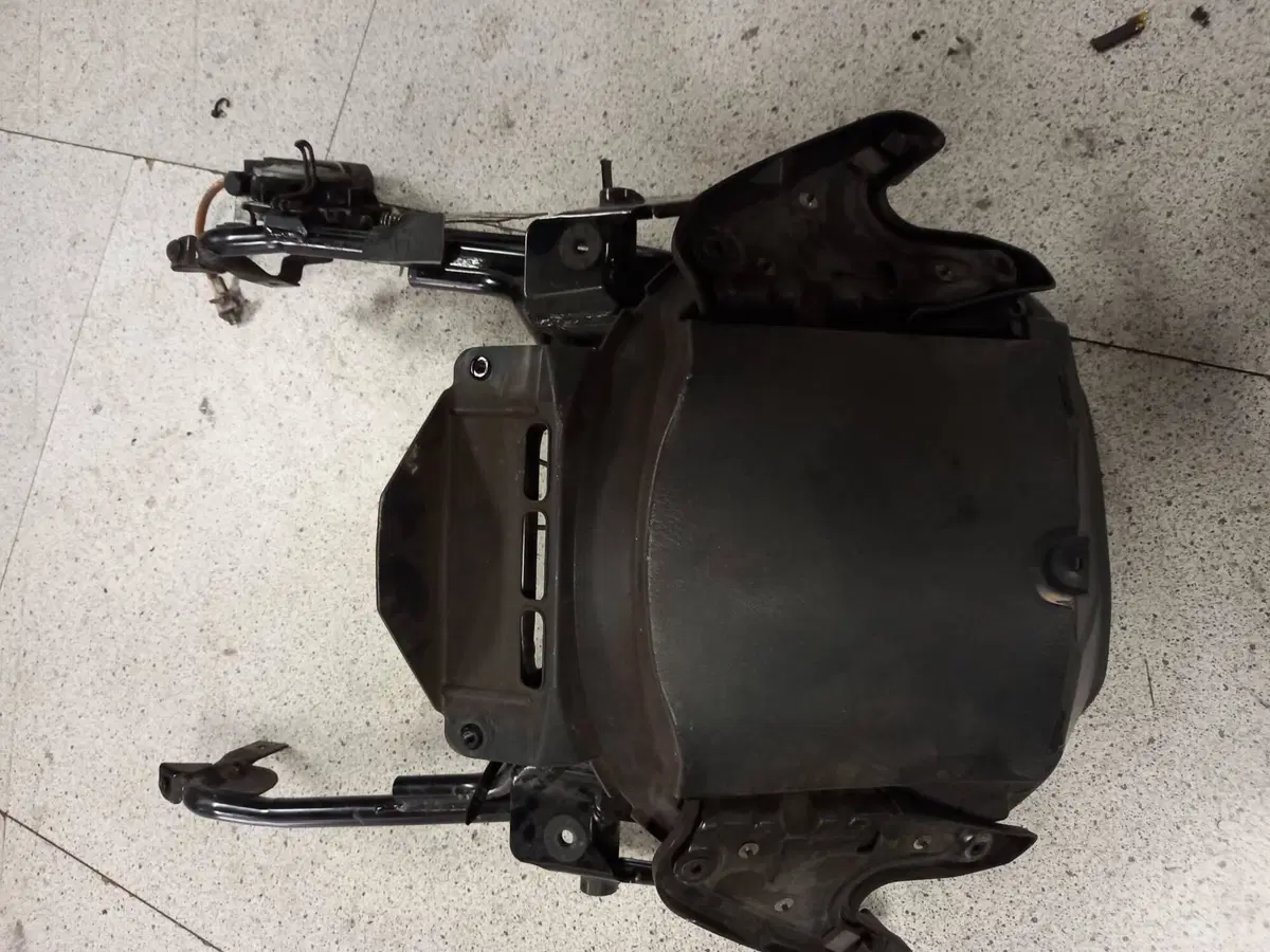 Meccanismo motorino alzata cupolino Burgman 650 20 Suzuki (3)
