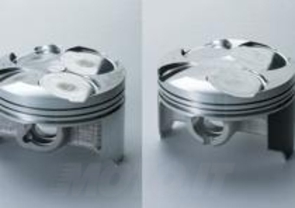 Il confronto tra le due immagini consente di visualizzare agevolmente le differenze tra un pistone fuso, a sinistra, e uno forgiato, destinati rispettivamente a una versione pi&amp;ugrave; tranquilla (Kawasaki 636) e a una pi&amp;ugrave; spinta (ZX-R 600) di uno stesso motore
