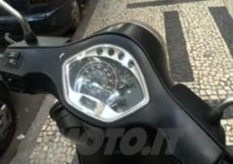 Persino il cruscotto del Bee 50 copia quello della Vespa LX
