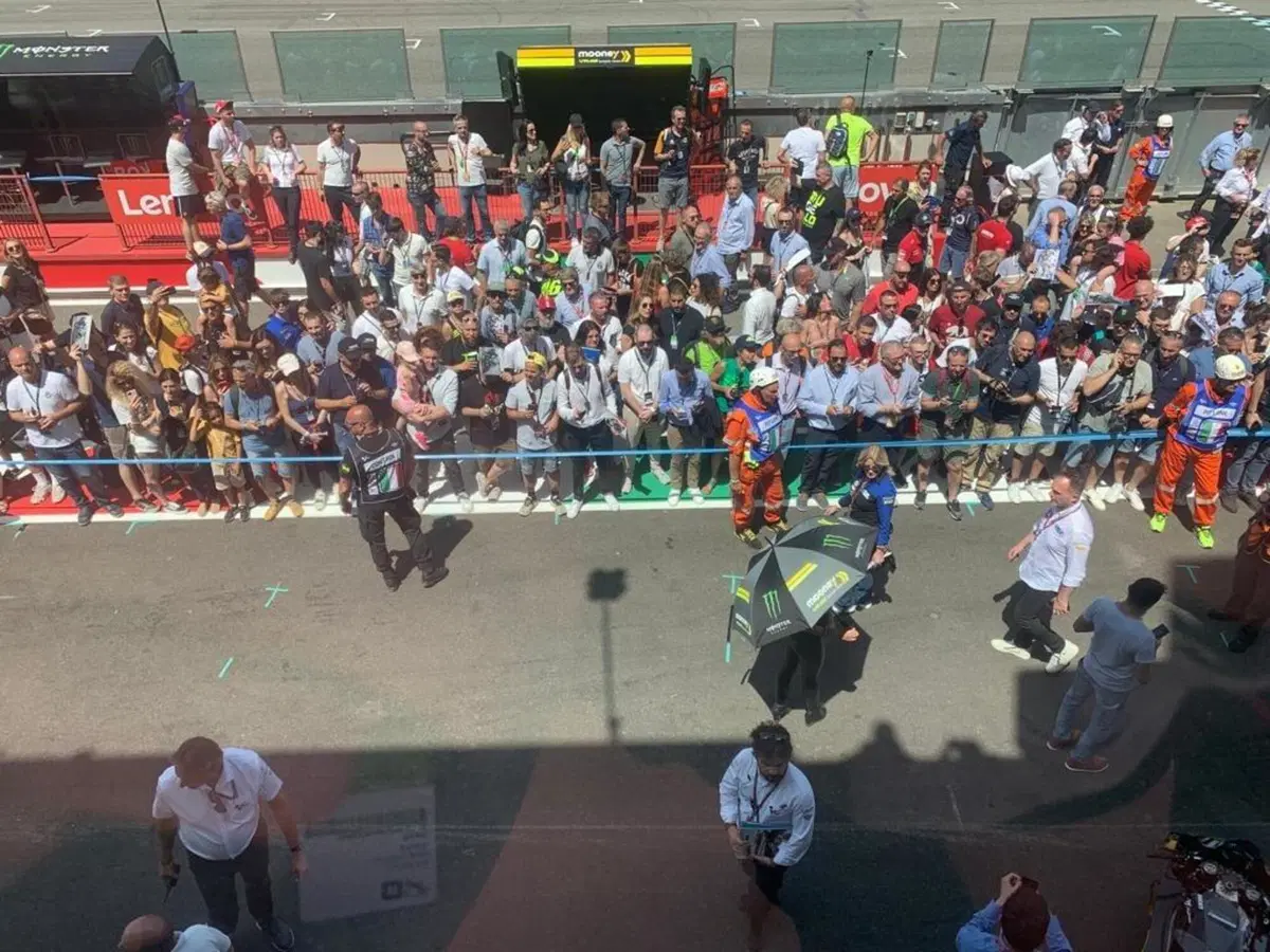 MotoGP 2022. GP d'Italia al Mugello. Ciao 46, ciao Valentino Rossi, ritirato il numero giallo tra cori da stadio: "Peccato" (5)
