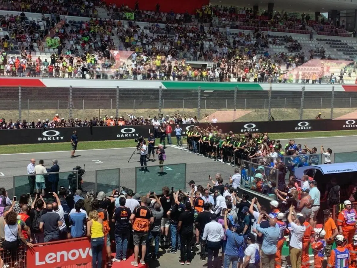 MotoGP 2022. GP d'Italia al Mugello. Ciao 46, ciao Valentino Rossi, ritirato il numero giallo tra cori da stadio: "Peccato" (6)